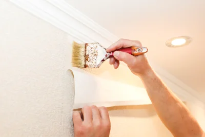 Pose de papier peint à Courris — revêtements muraux et toiles de verre